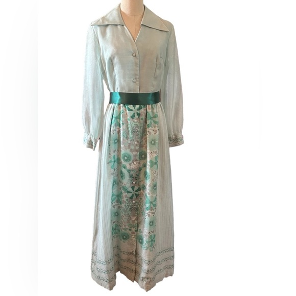 1970s Alfred Shaheen hostess dress with dagger collar. - Picture 12 of 13